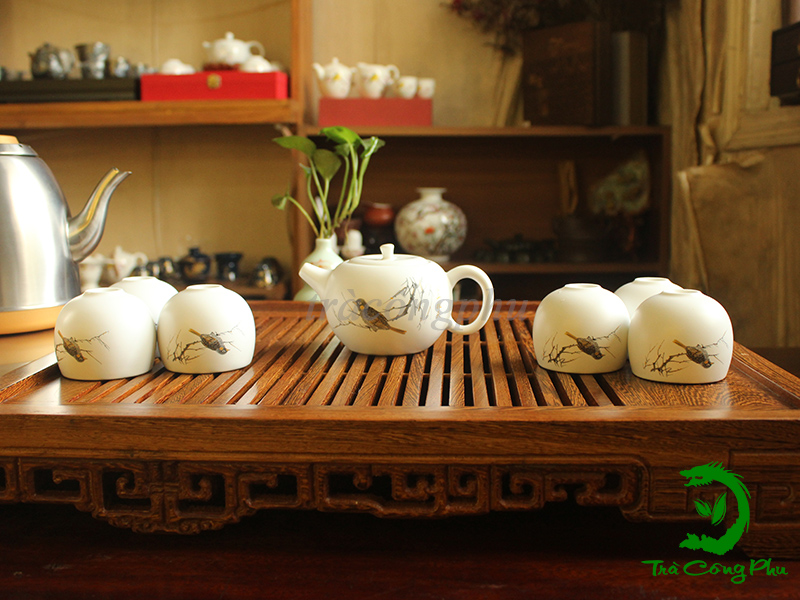 Trên thân ấm - chén được trang trí hình ảnh chim khuyên